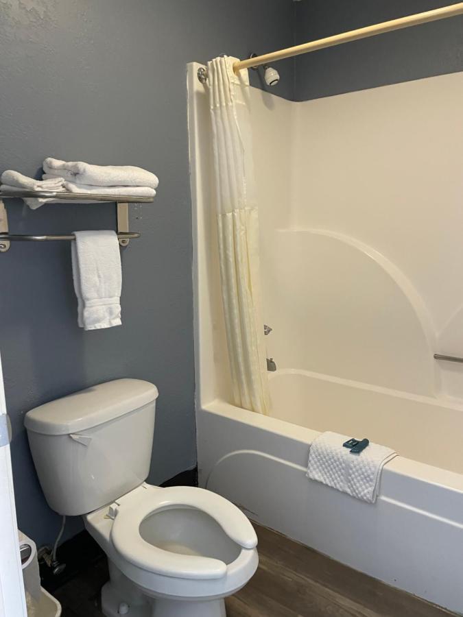 Deerfield Inn Adamsville 外观 照片