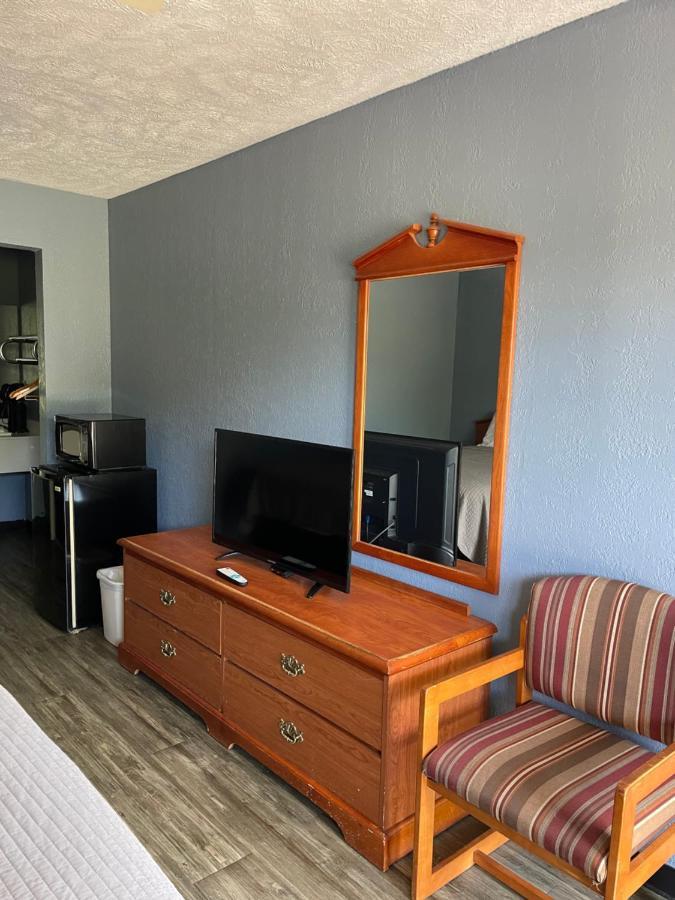 Deerfield Inn Adamsville 外观 照片